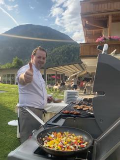 Küchenchef beim Grillen