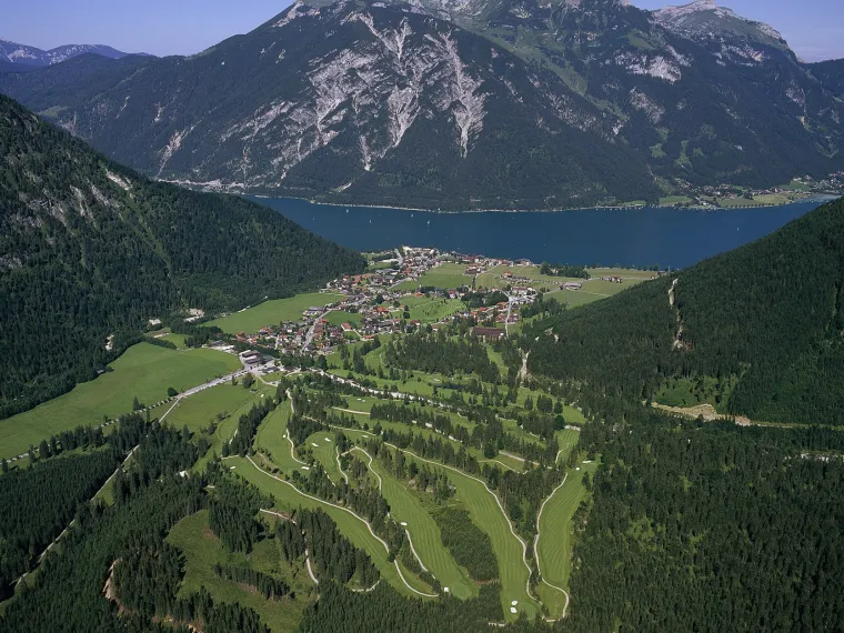 Vogelperspektive über den Golfplatz Achensee