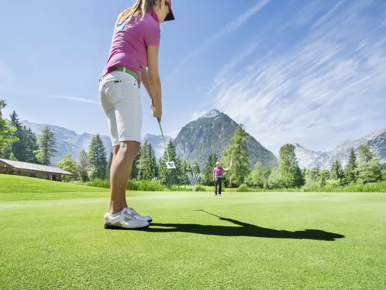 Abschlag am Golfplatz