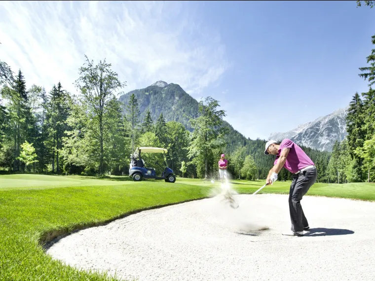 Abschlag aus Bunker am Golfplatz Achensee 