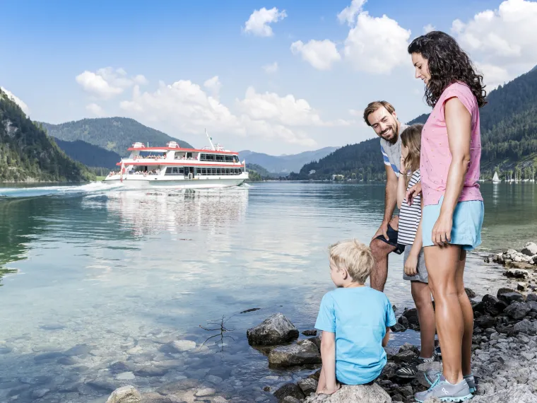 Familie am Ufer mit Schiff