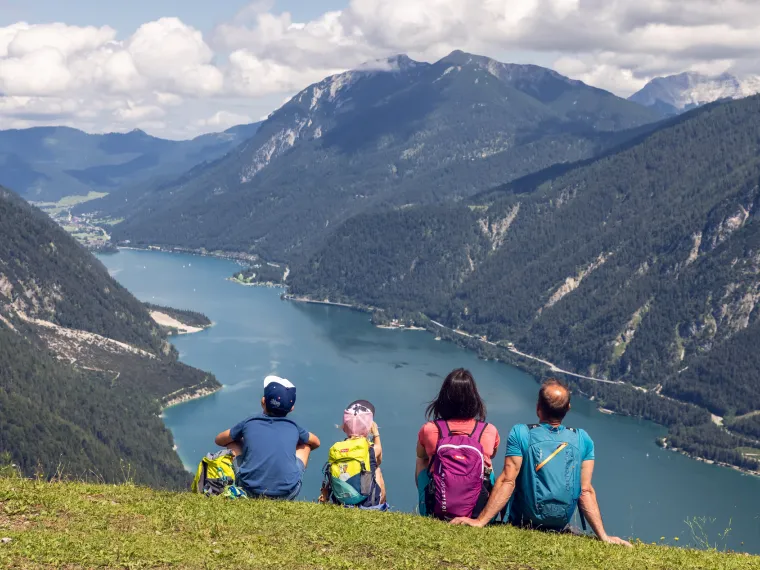 Familie am Berg